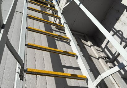 Channel ladder rung covers installed on round ladder rungs to support DIN 18799-1 compliance upgrades