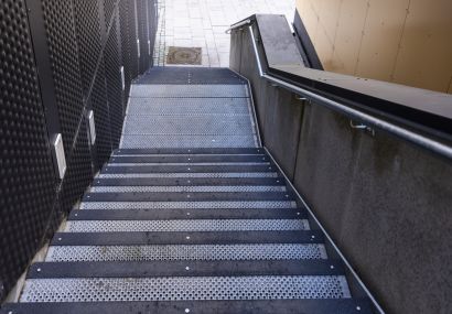 Anti-slip stair nosing