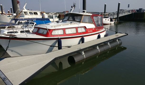 Laufstegrampe nach dem Einbau von Glasfaser-Gitterrosten im Hafengebiet von Esbjerg